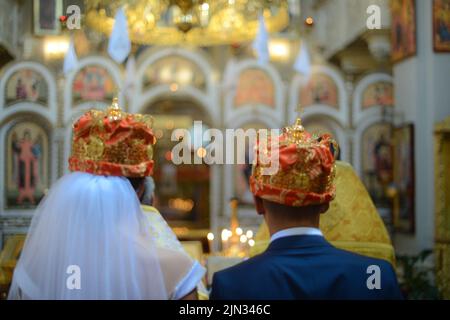 Vue à un mariage dans l'église Oortodox, bougies brûlant dans le Temple, la Sainte bible, police pour le sacrement , article orthodoxe, croix orthodoxe dans l'église, Banque D'Images