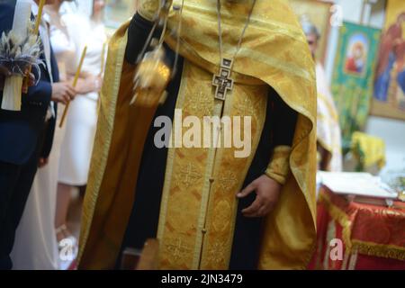 Vue à un mariage dans l'église Oortodox, bougies brûlant dans le Temple, la Sainte bible, police pour le sacrement , article orthodoxe, croix orthodoxe dans l'église, Banque D'Images