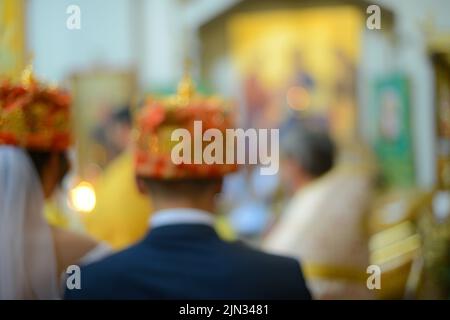 Vue à un mariage dans l'église Oortodox, bougies brûlant dans le Temple, la Sainte bible, police pour le sacrement , article orthodoxe, croix orthodoxe dans l'église, Banque D'Images