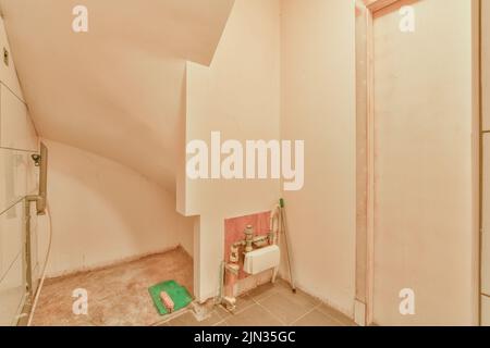 Fragment de l'intérieur de la salle de bains moderne blanche avec armoire en bois sous l'évier et avec miroir et serviette Banque D'Images