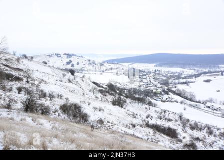 La neige de Transylvanie couvrait les montagnes et les collines Banque D'Images