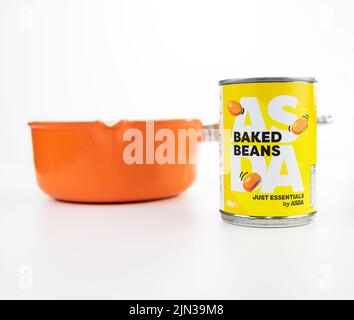 Haricots blancs Ada Essentials à bas prix avec une casserole orange sur fond blanc Banque D'Images