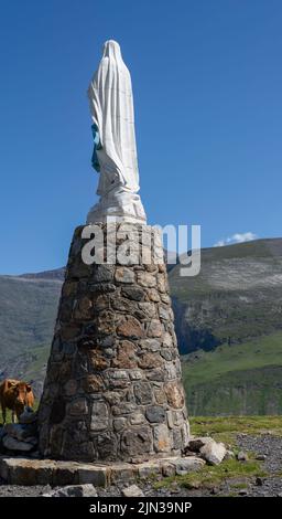 Statue de la vierge Marie, le Cirque de Troumouse (Pyrénées) avec ciel bleu clair d'été Banque D'Images