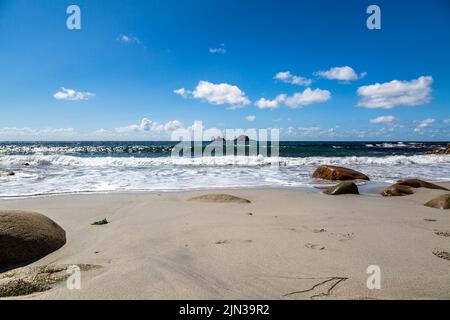 La plage de sable de Porth Nanven à l'ouest de Cornwall, à marée basse Banque D'Images