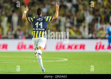 ISTANBUL, TURKIYE - AOÛT 8: Mergim Berisha de Fenerbahce SK célébrant ses côtés troisième but lors du match turc Super LIG entre Fenerbahce SK et Umraniyespar à Ulker Fenerbahce Sukru Saracoglu Stadyumu sur 8 août 2022 à Istanbul, Turkiye (photo par /Orange Pictures) Banque D'Images