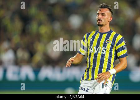ISTANBUL, TURKIYE - AOÛT 8: Mergim Berisha de Fenerbahce SK pendant le match turc Super LIG entre Fenerbahce SK et Umraniyespar à Ulker Fenerbahce Sukru Saracoglu Stadyumu sur 8 août 2022 à Istanbul, Turkiye (photo par /Orange Pictures) Banque D'Images