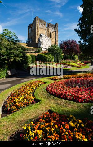 Tôt le matin d'août dans les jardins colorés du château de Guildford, Surrey, Angleterre, Royaume-Uni Banque D'Images