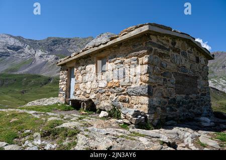 Cabane en pierre de shepherd au Cirque de Troumouse (Pyrénées) avec ciel bleu clair d'été Banque D'Images