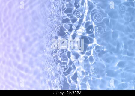 Texture transparente et claire de la surface de l'eau calme avec vagues, éclaboussures et bulles. Arrière-plan tendance de la nature abstraite. L'eau blanche et bleue s'inonde Banque D'Images