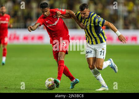 ISTANBUL, TURKIYE - AOÛT 8: Allyson Aires dos Santos d'Umraniyespar, Mergim Berisha de Fenerbahce SK pendant le match turc Super LIG entre Fenerbahce SK et Umraniyespar Ulker Fenerbahce Sukru Saracoglu Stadyumu on 8 août 2022 in Istanbul, Turkiye (photo par /Orange Pictures) Banque D'Images