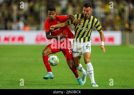 ISTANBUL, TURKIYE - AOÛT 8: Allyson Aires dos Santos d'Umraniyespar, Mergim Berisha de Fenerbahce SK pendant le match turc Super LIG entre Fenerbahce SK et Umraniyespar Ulker Fenerbahce Sukru Saracoglu Stadyumu on 8 août 2022 in Istanbul, Turkiye (photo par /Orange Pictures) Banque D'Images