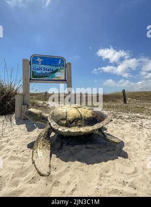 Gulf Shores, AL - 28 mars 2022: Panneau d'entrée à la jetée du parc national du Golfe, une destination touristique populaire en raison de ses vues pittoresques et de la pêche de l'oportu Banque D'Images