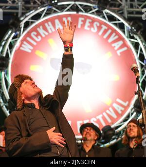 Stephen Taberner de la chorale de Spooky Mens lors de leur représentation au festival de Wickham, Hampshire, Royaume-Uni Banque D'Images