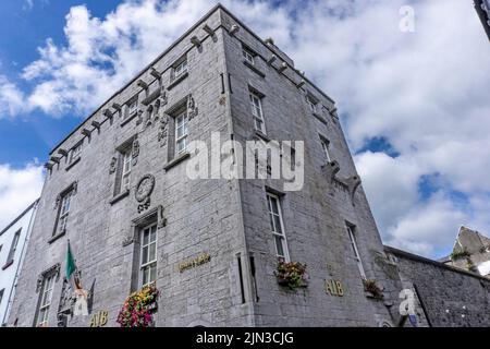 Château de Lynchs sur Shop Street, Galway, Irlande. Certaines parties du bâtiment datent du 14th siècle. Elle abrite maintenant une banque de l'AIB. Banque D'Images