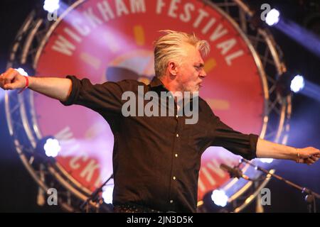 Paul McLoone des tons inférieurs lors de la représentation du groupe au festival Wickham, Hampshire, Royaume-Uni Banque D'Images