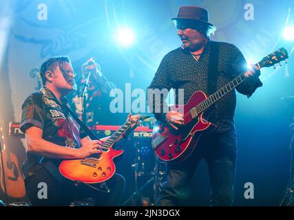 (l-r) Dan Donnelly et Mark Chadwick des Levelers au festival Wickham, Hampshire, Royaume-Uni Banque D'Images