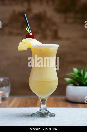 Cocktail Pina Colada à l'ananas, gros plan Banque D'Images