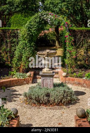 Sculptures et art dans le domaine historique de Coughton court près d'Alcester, Warwickshire. Banque D'Images