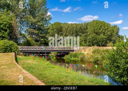 Promenade au bord de la rivière Arrow dans le domaine de Coughton court, Warwickshire. Banque D'Images