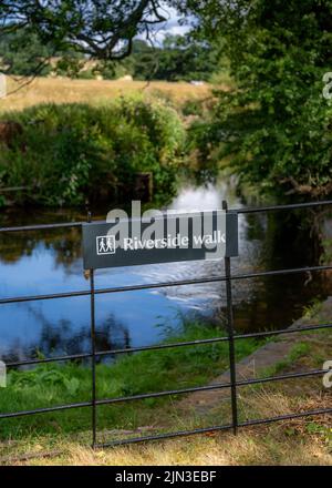 Promenade au bord de la rivière Arrow dans le domaine de Coughton court, Warwickshire. Banque D'Images