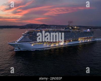 MSC Seaview est un bateau de croisière en bord de mer détenu et exploité par MSC Cruises. Vue aérienne tandis que l'immense bateau de croisière quitte le port de Naples en début de soirée. Banque D'Images