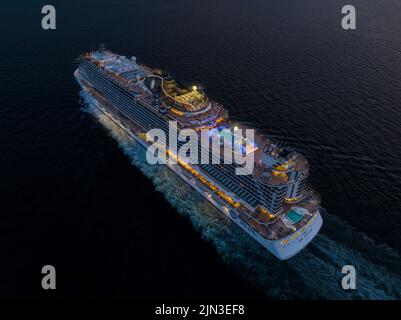 MSC Seaview est un bateau de croisière en bord de mer détenu et exploité par MSC Cruises. Vue aérienne tandis que l'immense bateau de croisière quitte le port de Naples en début de soirée. Banque D'Images