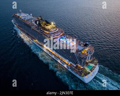 MSC Seaview est un bateau de croisière en bord de mer détenu et exploité par MSC Cruises. Vue aérienne tandis que l'immense bateau de croisière quitte le port de Naples en début de soirée. Banque D'Images