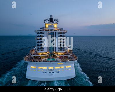 MSC Seaview est un bateau de croisière en bord de mer détenu et exploité par MSC Cruises. Vue aérienne tandis que l'immense bateau de croisière quitte le port de Naples en début de soirée. Banque D'Images