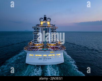 MSC Seaview est un bateau de croisière en bord de mer détenu et exploité par MSC Cruises. Vue aérienne tandis que l'immense bateau de croisière quitte le port de Naples en début de soirée. Banque D'Images