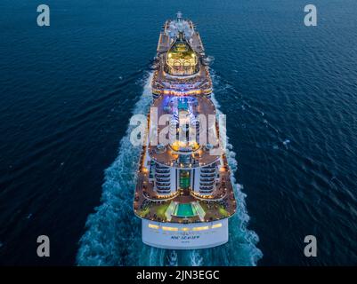 MSC Seaview est un bateau de croisière en bord de mer détenu et exploité par MSC Cruises. Vue aérienne tandis que l'immense bateau de croisière quitte le port de Naples en début de soirée. Banque D'Images