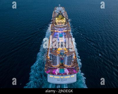 MSC Seaview est un bateau de croisière en bord de mer détenu et exploité par MSC Cruises. Vue aérienne tandis que l'immense bateau de croisière quitte le port de Naples en début de soirée. Banque D'Images