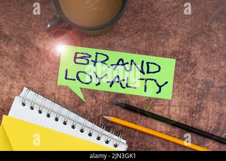 Légende de texte présentant la fidélité de la marque, mot pour l'achat à répétition Ambassadeur patronage de la bulle de discours de confiance préférée avec livre en spirale et café Showin Banque D'Images