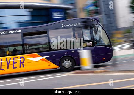 Un panoramique du service de bus A1, qui emmène les vacanciers à l'aéroport de Leeds Bradford depuis la gare routière de Leeds Banque D'Images