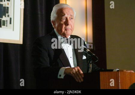 L’auteur DAVID MCCULLOUGH, deux fois lauréat du prix Pulitzer et du prix national du livre, dont les biographies les plus populaires de Harry Truman et de John Adams ont fait de lui l’un des historiens les plus populaires et les plus appréciés des États-Unis, est décédé le 7 août 2022, à l’âge de 89 ans. McCullough, qui a remporté les prix de biographies sur Truman (1992) et Adams (2001), est photographié lors du gala du Texas Book Festival de 2005, lorsqu'il était un auteur à l'honneur à l'événement à Austin. ©Bob Daemmrich Banque D'Images