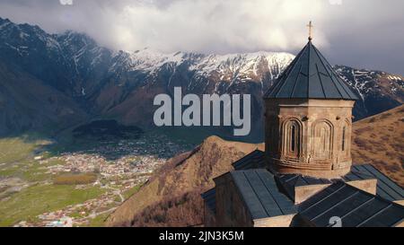 Grande église de la Trinité de Gergeti et montagnes stupéfiantes du Caucase en arrière-plan, la Géorgie. Photo de haute qualité Banque D'Images
