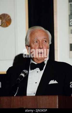 L’auteur DAVID MCCULLOUGH, deux fois lauréat du prix Pulitzer et du prix national du livre, dont les biographies les plus populaires de Harry Truman et de John Adams ont fait de lui l’un des historiens les plus populaires et les plus appréciés des États-Unis, est décédé le 7 août 2022, à l’âge de 89 ans. McCullough, qui a remporté les prix de biographies sur Truman (1992) et Adams (2001), est photographié lors du gala du Texas Book Festival de 2005, lorsqu'il était un auteur à l'honneur à l'événement à Austin. ©Bob Daemmrich Banque D'Images