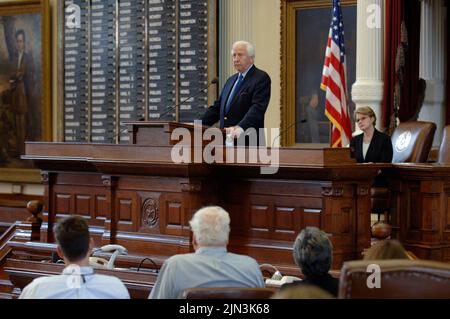 L’auteur DAVID MCCULLOUGH, deux fois lauréat du prix Pulitzer et du prix national du livre, dont les biographies les plus populaires de Harry Truman et de John Adams ont fait de lui l’un des historiens les plus populaires et les plus appréciés des États-Unis, est décédé le 7 août 2022, à l’âge de 89 ans. McCullough, qui a remporté les prix de biographies sur Truman (1992) et Adams (2001), est photographié au Texas Capitol lorsqu'il a été un auteur vedette au Texas Book Festival de 2005 à Austin. ©Bob Daemmrich Banque D'Images