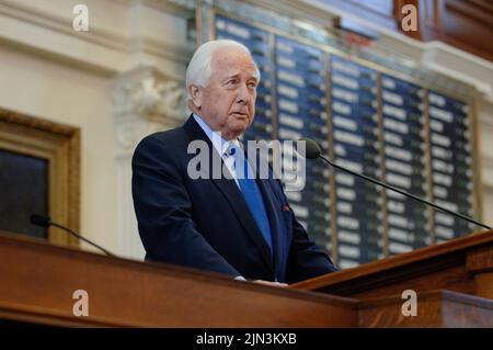 Austin, Texas, États-Unis. 28th octobre 2005. L'auteur DAVID MCCULLOUGH, deux fois lauréat du prix Pulitzer et du prix national du livre, dont les biographies les plus populaires de Harry Truman et de John Adams ont fait de lui l'un des historiens les plus populaires et les plus appréciés des États-Unis, est décédé à 89 ans. McCullough, qui a remporté les prix pour les biographies sur Truman (1992) et Adams (2001), a été un auteur vedette au Texas Book Festival 2005 à Austin. (Image de crédit : © Bob Daemmrich/ZUMA Press Wire) Banque D'Images