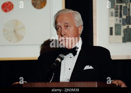 Austin, Texas, États-Unis. 28th octobre 2005. L'auteur DAVID MCCULLOUGH, deux fois lauréat du prix Pulitzer et du prix national du livre, dont les biographies les plus populaires de Harry Truman et de John Adams ont fait de lui l'un des historiens les plus populaires et les plus appréciés des États-Unis, est décédé à 89 ans. McCullough, qui a remporté les prix pour les biographies sur Truman (1992) et Adams (2001), a été un auteur vedette au Texas Book Festival 2005 à Austin. (Image de crédit : © Bob Daemmrich/ZUMA Press Wire) Banque D'Images