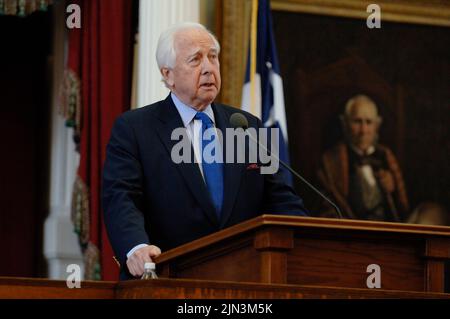 Austin, Texas, États-Unis. 28th octobre 2005. L'auteur DAVID MCCULLOUGH, deux fois lauréat du prix Pulitzer et du prix national du livre, dont les biographies les plus populaires de Harry Truman et de John Adams ont fait de lui l'un des historiens les plus populaires et les plus appréciés des États-Unis, est décédé à 89 ans. McCullough, qui a remporté les prix pour les biographies sur Truman (1992) et Adams (2001), a été un auteur vedette au Texas Book Festival 2005 à Austin. (Image de crédit : © Bob Daemmrich/ZUMA Press Wire) Banque D'Images