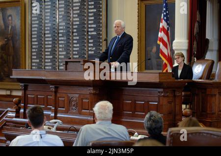 Austin, Texas, États-Unis. 28th octobre 2005. L'auteur DAVID MCCULLOUGH, deux fois lauréat du prix Pulitzer et du prix national du livre, dont les biographies les plus populaires de Harry Truman et de John Adams ont fait de lui l'un des historiens les plus populaires et les plus appréciés des États-Unis, est décédé à 89 ans. McCullough, qui a remporté les prix pour les biographies sur Truman (1992) et Adams (2001), a été un auteur vedette au Texas Book Festival 2005 à Austin. (Image de crédit : © Bob Daemmrich/ZUMA Press Wire) Banque D'Images