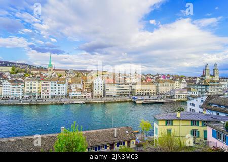 Paysage urbain de Zurich pendant un après-midi ensoleillé de printemps avec vue sur la rivière Limmat Banque D'Images