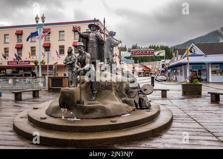 Ketchikan, AK - 10 juin 2022 : statue aux pionniers appelée le Rocher de Ketchikan en Alaska Banque D'Images