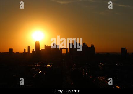 Paris, France. 8th août 2022.coucher de soleil sur la Défense, Paris vu du sommet de l'Arc de Triomphe crédit: Aldercy Carling/ Alamy Live News Banque D'Images