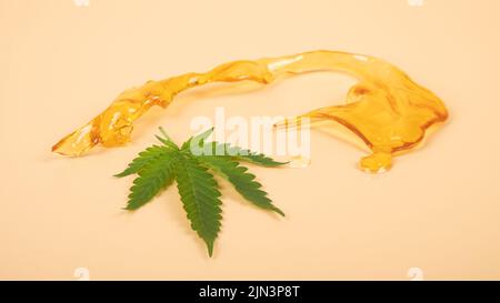 concentré de résine de marijuana, cire de cannabis jaune ambre. Banque D'Images