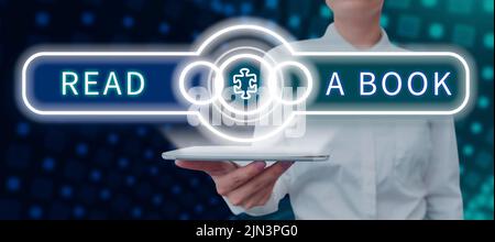 Écriture affichage de texte Lire Un livre. Mot écrit sur la littérature Profitez de l'activité traditionnelle Apprenez de nouvelles choses Businesswoman tenant la tablette montrant Banque D'Images