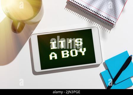 Légende conceptuelle IT S A Boy. Mot écrit sur s'attendre à un bébé mâle mignon bleu couleurs beaucoup de jouets de voiture messages importants tablette sur le bureau avec stylo Banque D'Images