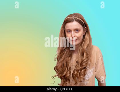 Portrait de jeune belle femme avec des cheveux blonds serrures Banque D'Images