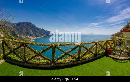 Vue aérienne de Ravello avec plage confortable et mer bleue sur la côte amalfitaine en Campanie, Italie. La côte amalfitaine est une destination de voyage et de vacances populaire Banque D'Images