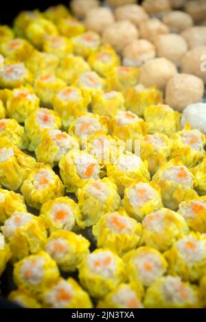 Le shumai est un type de boulettes chinoises traditionnelles. Dans la cuisine cantonaise, il est généralement servi comme une collation dim sum Banque D'Images